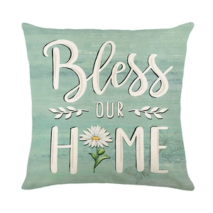 Minzgrüner Kissenbezug mit Bless OUR HOME Text und weißem Gänseblümchen-Druck