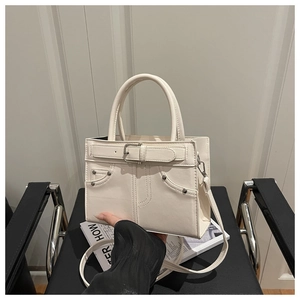 Détails du grand sac cabas crème avec design style denim et rivets métalliques argentés