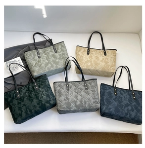 Détails de cinq sacs cabas matelassés avec texture marbre et anses en cuir
