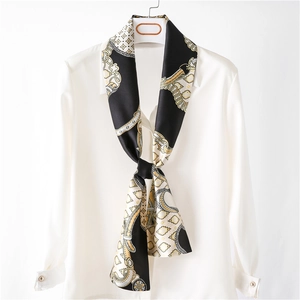 Écharpe longue en soie à motif chaîne dorée sur chemise blanche style élégant et chic