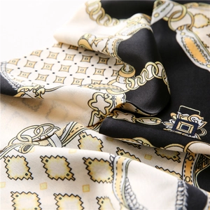 Détail macro du foulard en satin de haute qualité avec imprimé chaîne luxueux