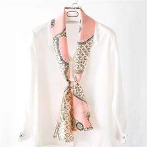 Écharpe étroite en soie rose avec imprimé chaîne dorée sur un col de chemise blanc