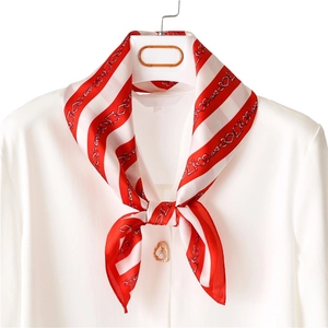 Carré de soie rayé rouge et blanc avec imprimé chaîne géométrique noué sur une chemise