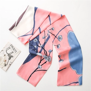 Foulard étroit en soie élégant avec contraste rose et bleu et motif fleur de prunier