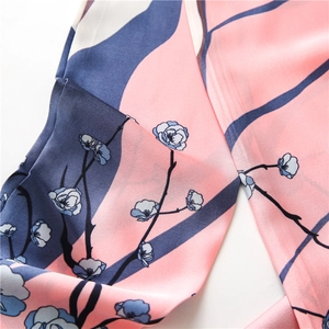 Élégant foulard en soie étroit avec motif de fleurs de prunier rose et bleu et fini satiné