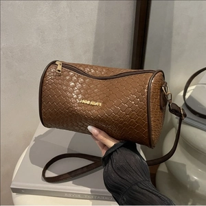 Sac à Épaule Cylindrique pour Femme Haut de Gamme en Cuir Verni Texture Tissée Sac Boston Bandoulière avec Logo en Métal