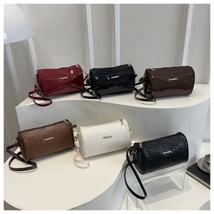 Sacs Boston cylindriques pour femmes avec logo doré et bandoulières réglables élégantes