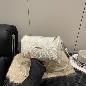 Sac Boston cylindrique tressé blanc avec lettrage doré et fine bandoulière chic