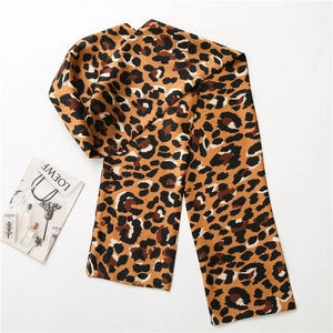 Détail de la texture d'un foulard en soie léopard sur fond de magazine de mode