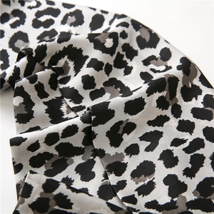 Vue macro d'un foulard en soie à imprimé léopard montrant la texture et le drapé