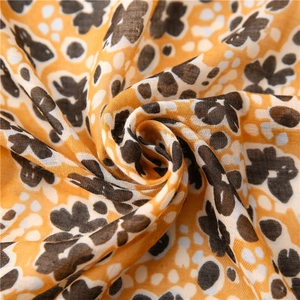 Écharpe légère en voile avec imprimé floral jaune et pois blancs pour protection solaire