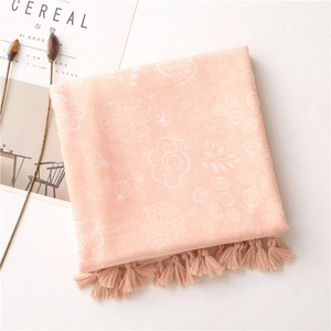 Detailaufnahme von Pfirsich-Blumenschal mit Fransen und minimalistischen Requisiten