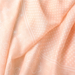 Makro-Detail von atmungsaktivem rosa Blumenstoff mit feinen weißen Gitter- und Blättermustern