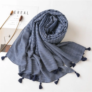 Écharpe vintage en coton et lin avec motifs floraux bleus et pompons