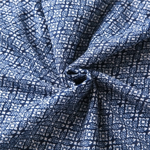 Écharpe en coton et lin avec imprimé porcelaine bleue et blanche et motifs floraux