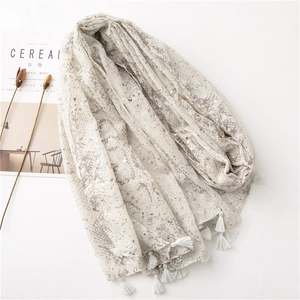 Écharpe beige élégante à imprimé serpent avec détails argentés et franges femme