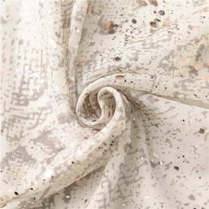 Écharpe légère à imprimé serpent avec détails en feuille d'or rose sur tissu résille