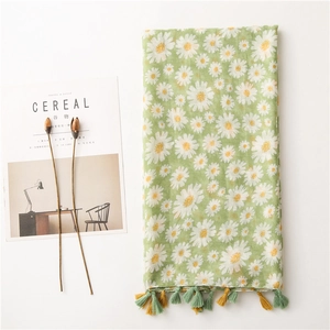 Écharpe en coton et lin vert avec imprimé marguerites et franges pour femmes