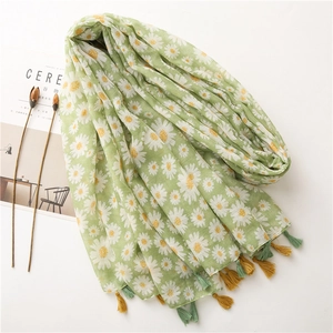 Écharpe vert clair en coton et lin avec imprimé marguerites et glands colorés