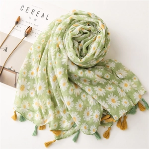 Écharpe en lin vert clair avec imprimé marguerites et glands colorés sur fond blanc