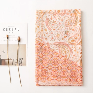 Détails de l'écharpe bohème à motif paisley et floral avec bords à fines franges