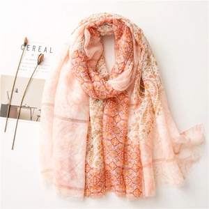 Écharpe bohème à motif cachemire tons orange et beige pour la mode automnale féminine