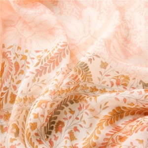 Vue macro des motifs paisley et floraux sur une écharpe légère au style bohème