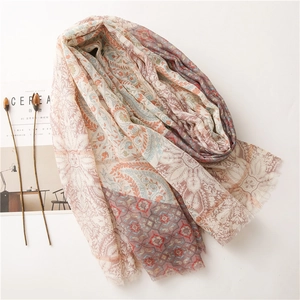 Détail d'un châle bohème à motif paisley doré avec des franges délicates