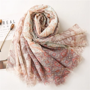 Écharpe bohème à motif paisley et épis de blé avec franges élégantes aux tons chauds