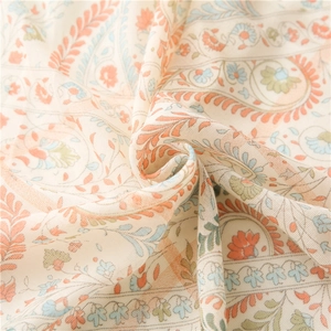 Gros plan du motif paisley sur tissu beige chaud avec texture drapée souple