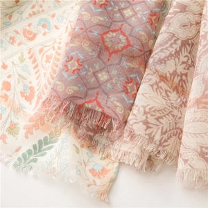 Gros plan d'une écharpe bohème avec motifs paisley et bords à franges souples