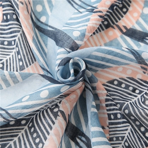 Écharpe douce au toucher lin avec motifs de plumes et géométriques en bleu et orange