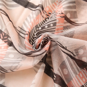 Détail du châle en tissu léger et respirant avec motif géométrique rose et noir