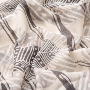 Détails de l'écharpe en coton et lin avec motifs de plumes et de nervures de feuilles