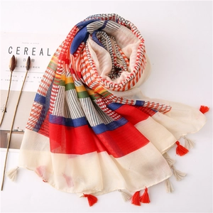 Scialle leggero in cotone e lino con motivi geometrici colorati e nappe decorative