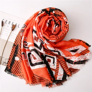 Écharpe orange à motifs géométriques et franges pour femme en châle polyvalent élégant