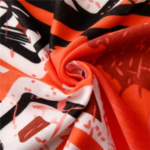 Écharpe orange et noire à blocs géométriques, pois abstraits et texture en tricot