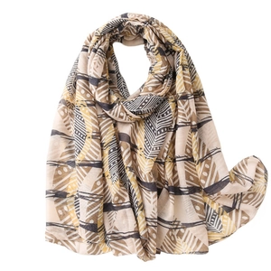Longue écharpe bohème avec motifs de feuilles géométriques jaunes et marron sur fond beige