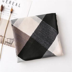 Détails de la texture tissée et du motif géométrique classique sur une écharpe d'hiver douce