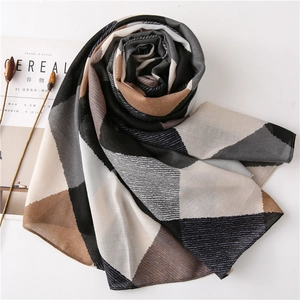 Détail de l'écharpe géométrique color-block avec texture douce et motifs rayés fins