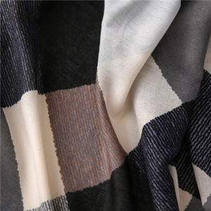 Gros plan d'une écharpe géométrique montrant la texture tissée en coton et lin de qualité