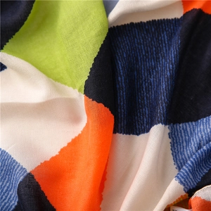 Gros plan détaillé d'un motif géométrique coloré sur un tissu de foulard en coton et lin