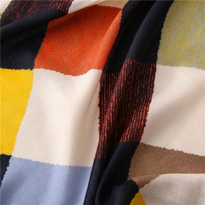Gros plan d'une écharpe aux blocs de couleurs géométriques et texture délicate