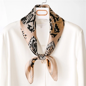 Elegante zijden damessjaal met luipaard- en zebraprint gepresenteerd op een wit overhemd