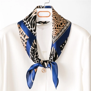 Modieuze zijden sjaal met luipaard- en zebraprint en geometrische randafwerking