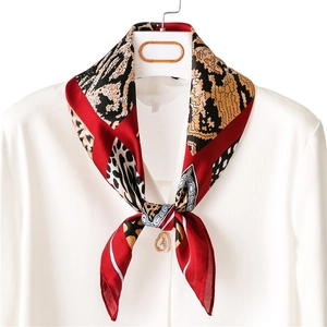 Elegante zijden sjaal met luipaardprint en een gouden parelgesp voor damesstijl