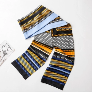 Détail d'un foulard en soie coloré avec des motifs géométriques bleu, jaune et à carreaux