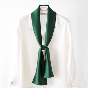 Écharpe en satin vert foncé sur chemise blanche, cravate minimaliste de style français