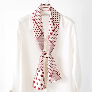 Élégante écharpe étroite en soie blanche à pois rouges et motifs géométriques sur chemise