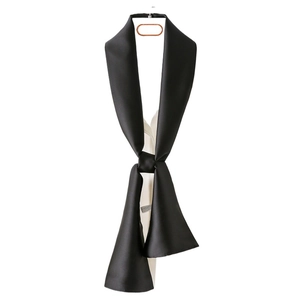 Écharpe étroite en soie noire pour femme avec finition satinée lisse et design double couche